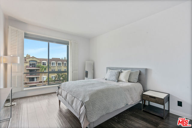2175 S Beverly Glen Boulevard, Los Angeles CA: https://media.crmls.org/mediaz/942ea92e-1504-4979-925b-3f134445a4d1.jpg