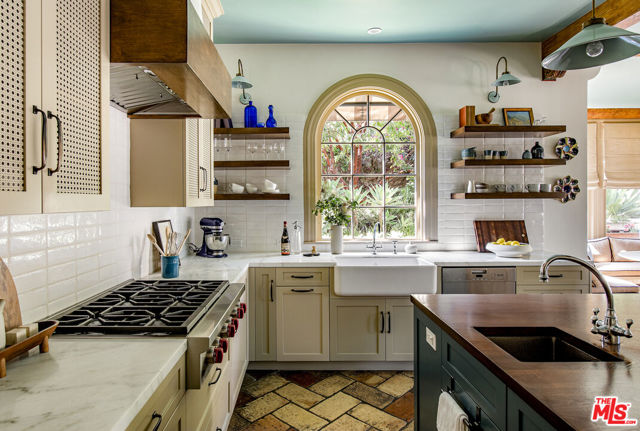 2250 N Berendo Street, Los Angeles CA: https://media.crmls.org/mediaz/94302131-4709-4a58-a4ca-6f76613059b3.jpg