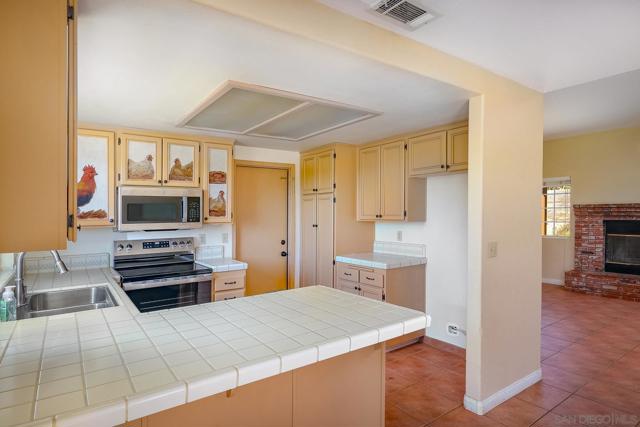 27301 Rowel Ct, Valley Center CA: https://media.crmls.org/mediaz/9432dd81-19e1-44ff-993d-87d9292f1efe.jpg