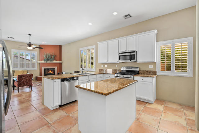 42 Marricopa Court, Palm Desert CA: https://media.crmls.org/mediaz/94338391-b11a-4284-a72d-2e2a5b09f793.jpg