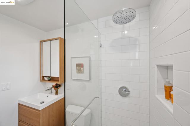 485 Hardy St, Oakland CA: https://media.crmls.org/mediaz/943476f7-9f28-4796-a3e7-0d87b5b92952.jpg
