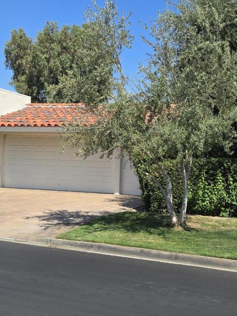 31 Stanford Drive, Rancho Mirage CA: https://media.crmls.org/mediaz/943516e1-2c1d-4d95-a2e9-d98f5ac9d757.jpg