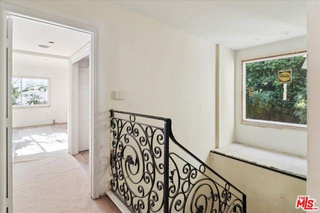 705 N Camden Drive, Beverly Hills CA: https://media.crmls.org/mediaz/94353d59-db0b-4411-a23b-cbffad15c42f.jpg