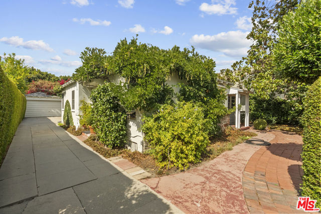 10941 Peach Grove Street, Toluca Lake CA: https://media.crmls.org/mediaz/9435960e-a2d7-430f-a18e-b97e4496dde1.jpg