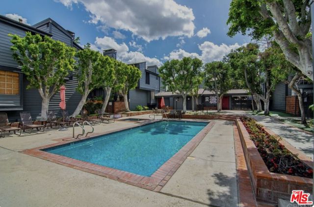 5731 Topanga Canyon Boulevard, Woodland Hills CA: https://media.crmls.org/mediaz/943627bf-8e8e-4175-8afe-2503da1f2865.jpg