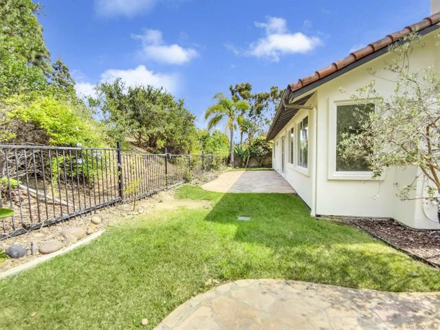 6125 Flagstone Row, La Jolla CA: https://media.crmls.org/mediaz/94380359-addd-4be3-a90c-6153b427c7ca.jpg