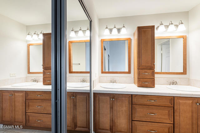 5813 Cochran Street, Simi Valley CA: https://media.crmls.org/mediaz/94383922-7872-46de-9980-98a49ce08e12.jpg
