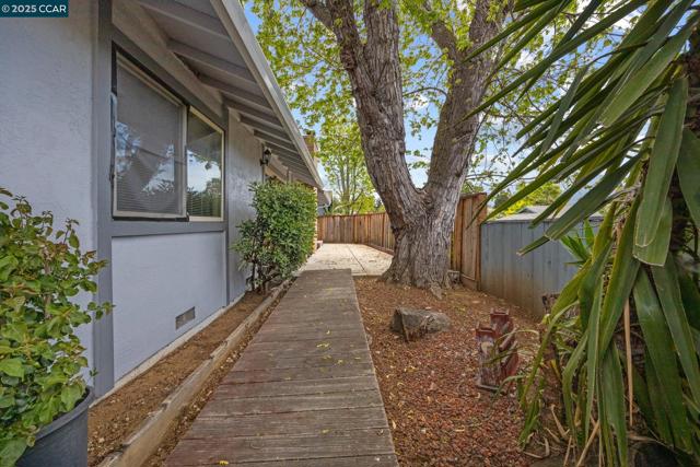 5571 Sepulveda Ct, Concord CA: https://media.crmls.org/mediaz/94386150-9329-4ee8-8685-7b663caaa50d.jpg