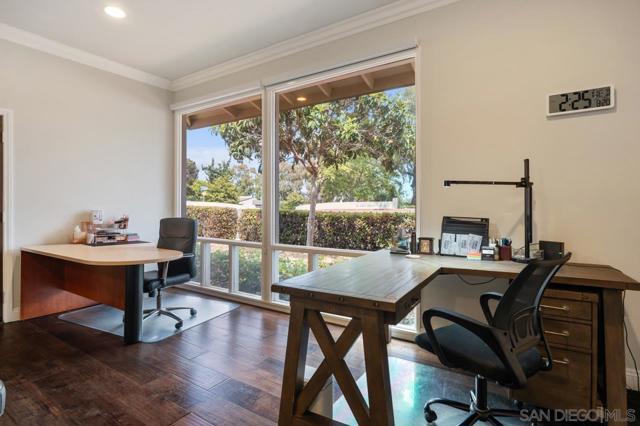 8874 La Jolla Scenic Dr N, La Jolla CA: https://media.crmls.org/mediaz/9438a102-8204-4722-b525-cba41edaa191.jpg