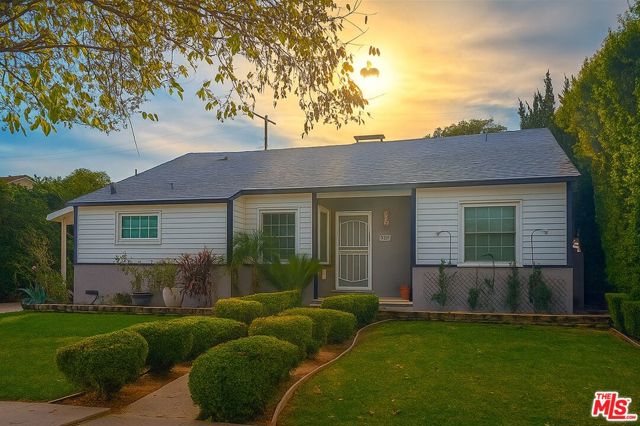 8131 Paso Robles Avenue, Lake Balboa CA: https://media.crmls.org/mediaz/9438ae62-1872-4c57-8736-ebee8cbcf158.jpg