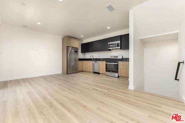 2103 S Burnside Avenue, Los Angeles CA: https://media.crmls.org/mediaz/9438c780-70f6-45ba-bed8-140767dfef7f.jpg