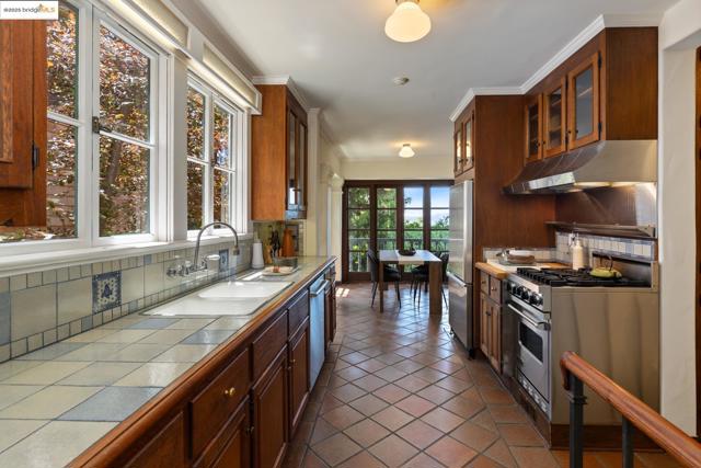 2583 Buena Vista Way, Berkeley CA: https://media.crmls.org/mediaz/9439e88a-f5ef-4984-bdc3-76caeef9b97b.jpg