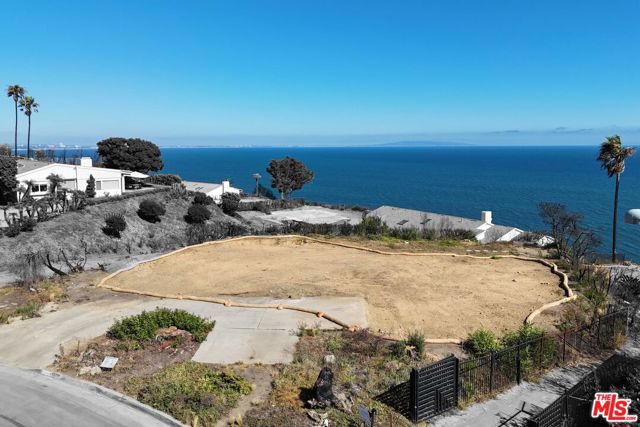 20454 Roca Chica Drive, Malibu CA: https://media.crmls.org/mediaz/943b3f4f-5b66-43ca-bd12-a527fa6052bd.jpg