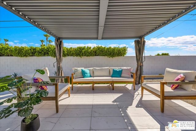 2002 N Whitewater Club Drive, Palm Springs, CA 92262