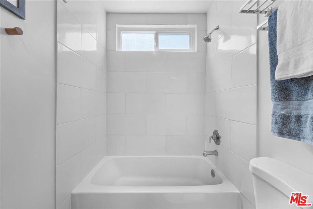 https://media.crmls.org/mediaz/943c712d-dde8-4f58-8fc4-87aa5fd0d166.jpg?preset=X-Large