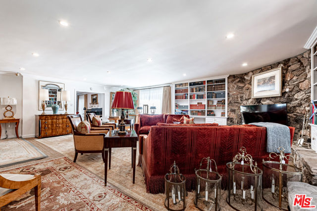 165 N Las Palmas Avenue, Los Angeles CA: https://media.crmls.org/mediaz/943cfe9b-90f7-4fbf-99ab-7c5c46f4528f.jpg