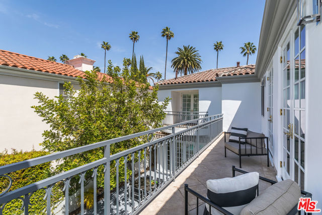 107 N Doheny Drive, Beverly Hills CA: https://media.crmls.org/mediaz/943d2e24-4e58-4662-bc75-62bf3a980f0a.jpg