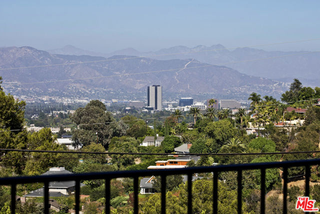 3712 Berry Drive, Studio City CA: https://media.crmls.org/mediaz/943d39ec-6c6a-4c3a-8490-77ccf7da09ae.jpg