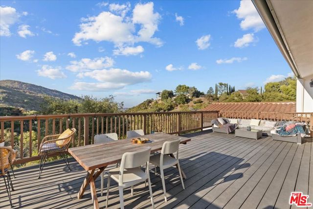 2373 Tuna Canyon Road, Topanga CA: https://media.crmls.org/mediaz/943d6260-a513-400b-89c1-f1da3f22a2a6.jpg