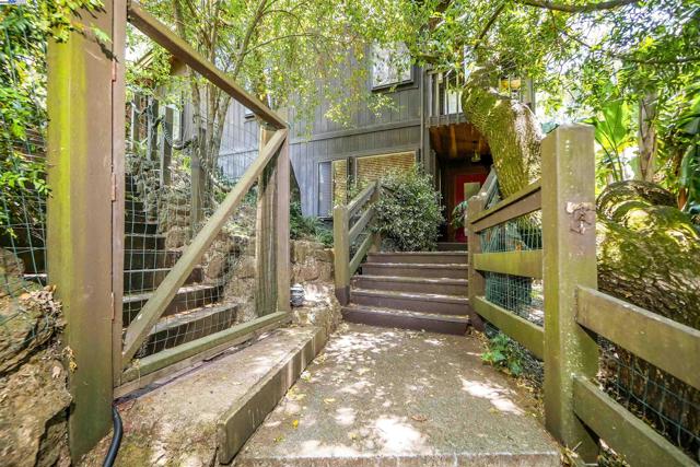 21 Red Rock Way, San Rafael CA: https://media.crmls.org/mediaz/943d9e7f-dbee-4dcb-be35-4b09fa575f89.jpg