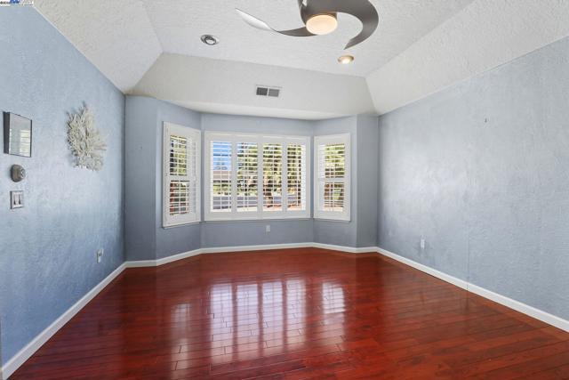 4470 Rolling Oaks Dr, Granite Bay CA: https://media.crmls.org/mediaz/943f1cfd-a490-4c47-959e-829f32ef3e93.jpg