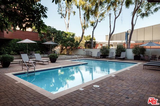 300 N Swall Drive, Beverly Hills CA: https://media.crmls.org/mediaz/94412807-1f28-4d48-97bb-079746546e81.jpg