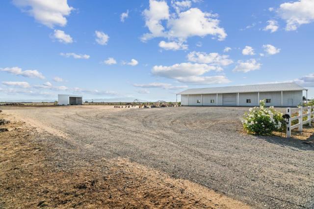 1353 Perry Court, Hollister CA: https://media.crmls.org/mediaz/94424fa9-e8f8-4d16-b272-e28ed0bf4c95.jpg