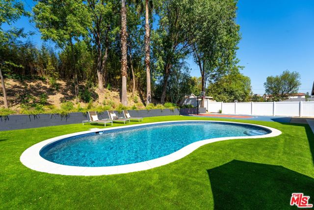 20215 Lorenzana Drive, Woodland Hills CA: https://media.crmls.org/mediaz/9442cb80-8f4a-471c-ab92-67f49103deb0.jpg