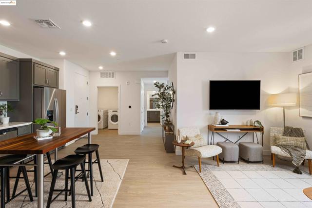 500 Somi Ct, Hayward CA: https://media.crmls.org/mediaz/94435970-dcbe-4050-befa-dc1efd292bc4.jpg