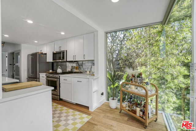 657 Mildred Avenue, Venice CA: https://media.crmls.org/mediaz/94448252-fae3-4b0c-bc99-2758119d9c50.jpg