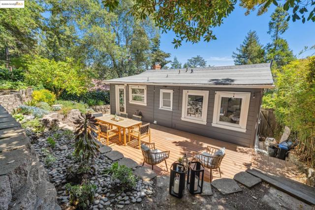 7069 Saroni Dr, Oakland CA: https://media.crmls.org/mediaz/9444c75a-a352-45c8-b448-31d9fa609ee5.jpg