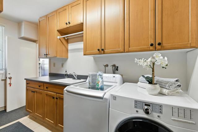 3795 Ralston Avenue, Hillsborough CA: https://media.crmls.org/mediaz/9446148b-4a33-4e54-bd94-0c5210bef907.jpg