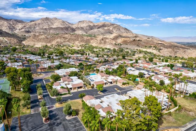 72516 Sandstone Lane, Palm Desert CA: https://media.crmls.org/mediaz/9446b235-e7b4-4998-af15-dfcfd8fbfd10.jpg