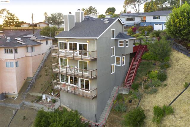 10353 Royal Oak Rd, Oakland CA: https://media.crmls.org/mediaz/9446feea-8e14-4b60-96e1-fcbde41de6c1.jpg