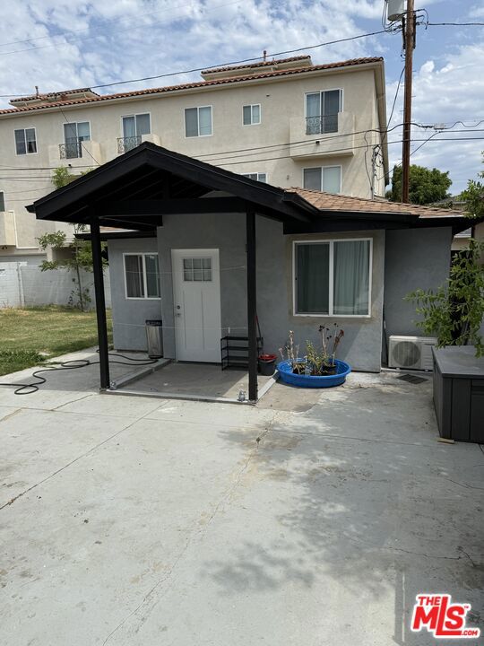 1501 Hartsook Street, Sherman Oaks CA: https://media.crmls.org/mediaz/94470e2a-b99b-4e51-8836-dcc907efaef5.jpg
