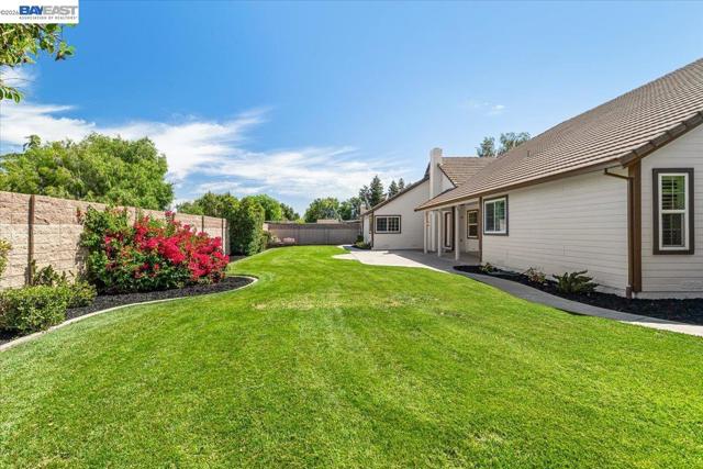 27000 S Hillview St, Tracy CA: https://media.crmls.org/mediaz/94479b72-9abf-4d5e-86b8-6c237a1497ef.jpg
