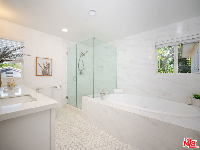 5417 Allott Avenue, Sherman Oaks CA: https://media.crmls.org/mediaz/944ac37d-566a-48de-9fdf-eba759221177.jpg