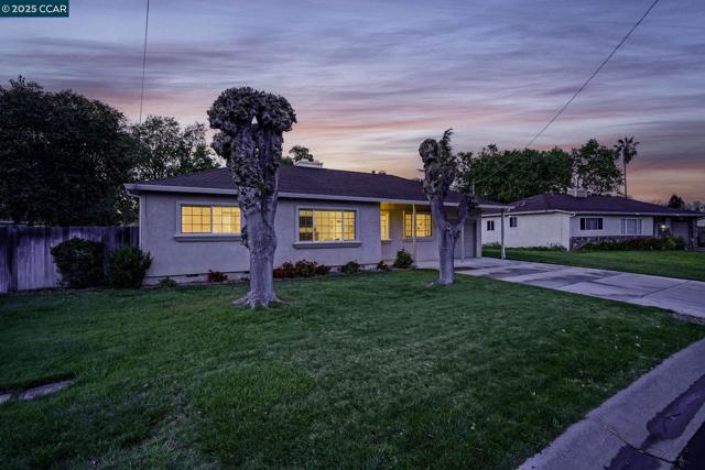 1551 Orange Street, Concord CA: https://media.crmls.org/mediaz/944b3cda-d876-4f10-a6ba-ea21392828f3.jpg