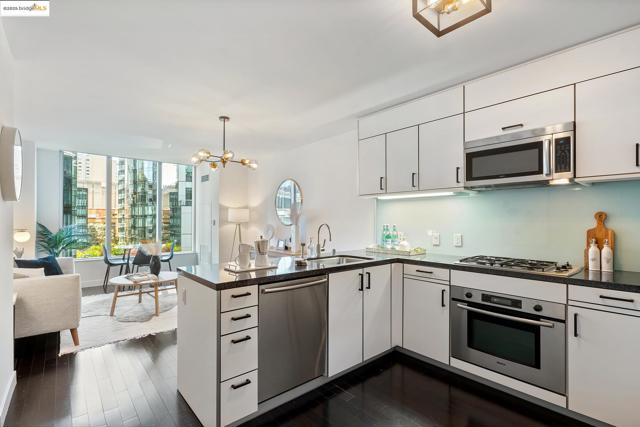 333 MAIN, San Francisco CA: https://media.crmls.org/mediaz/944b81ce-3524-4273-b51d-0275f51ebdb0.jpg