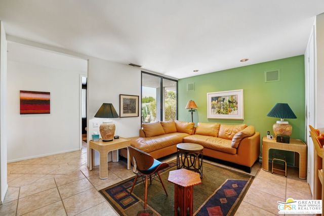 1445 Via Isla, Palm Springs CA: https://media.crmls.org/mediaz/944c3809-6057-465c-99a4-7989af37690a.jpg