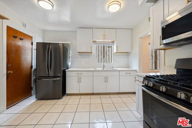 2840 S Mansfield Avenue, Los Angeles CA: https://media.crmls.org/mediaz/944cba30-ace8-4c02-99ba-fbb3f4ed7634.jpg