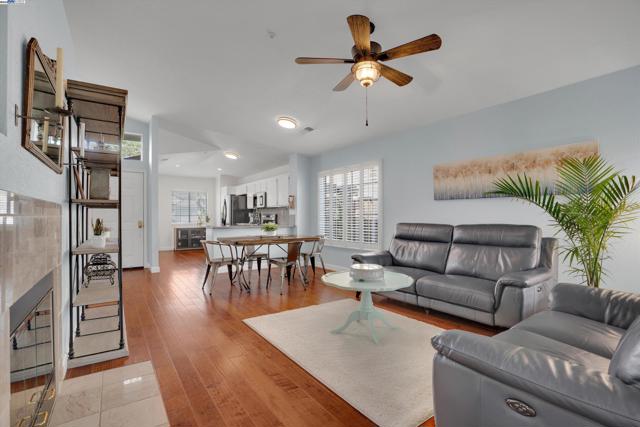 631 Splitrail Ct, Livermore CA: https://media.crmls.org/mediaz/944dffba-7107-469c-b95d-a6e7851c7eb1.jpg