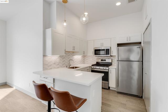 410 Webster St, Oakland CA: https://media.crmls.org/mediaz/944e9265-b4a0-4115-ab39-572bffa73731.jpg