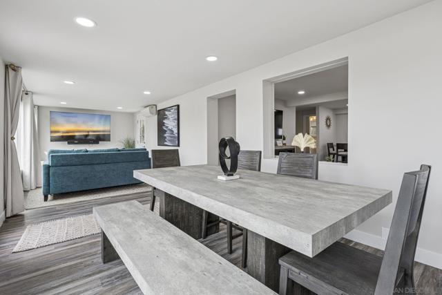 215 N Granados Ave, Solana Beach CA: https://media.crmls.org/mediaz/944e97f6-6941-40fc-adc2-ac04b8067cf3.jpg