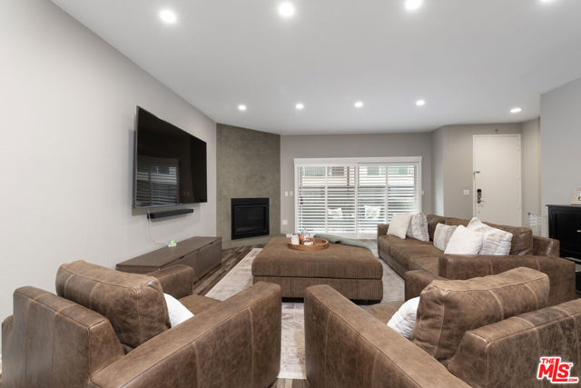 14919 Dickens Street, Sherman Oaks CA: https://media.crmls.org/mediaz/94501523-bdfd-462a-ade3-e1c8b29581bd.jpg