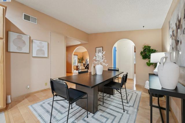 4942 Rocklin Dr, Union City CA: https://media.crmls.org/mediaz/94504ada-822e-4c2a-b212-8090945e1725.jpg