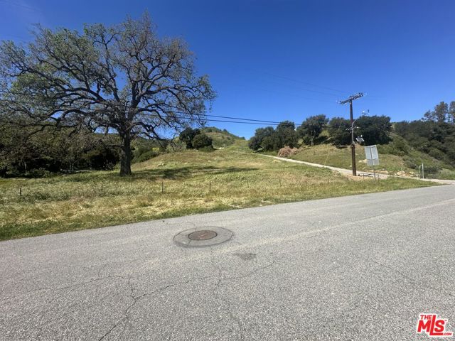 2391 Stokes Canyon Rd, Calabasas CA: https://media.crmls.org/mediaz/94510edc-08bc-4fb3-a43f-cf0b9016bee4.jpg
