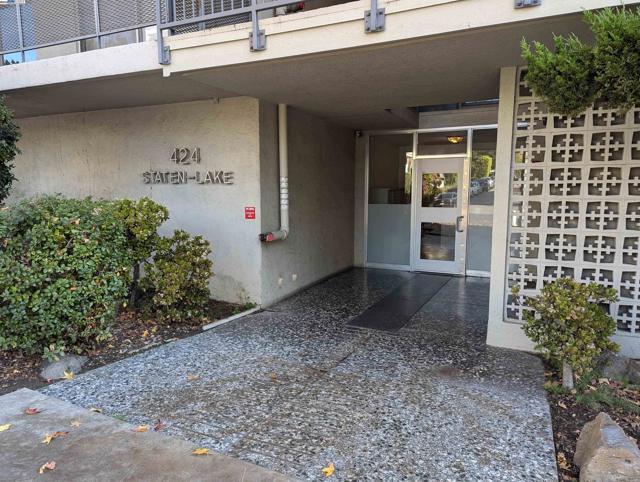 424 Staten Ave, Oakland CA: https://media.crmls.org/mediaz/94518068-e6ce-451f-a8c3-1b8757b937ab.jpg