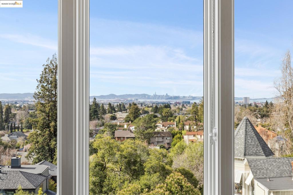 https://media.crmls.org/mediaz/9451a25f-d82b-4c42-9993-d248dfb0a88a.jpg?preset=X-Large