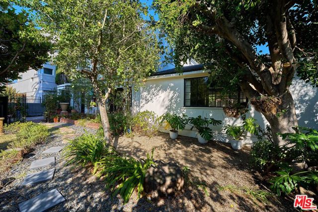 728 S Windsor Boulevard, Los Angeles CA: https://media.crmls.org/mediaz/9451abd5-b22b-4d98-ab55-5575a746b14a.jpg